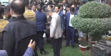 খালি পায়ে বাংলাদেশের মাটি অনুভূব করলেন তারেক