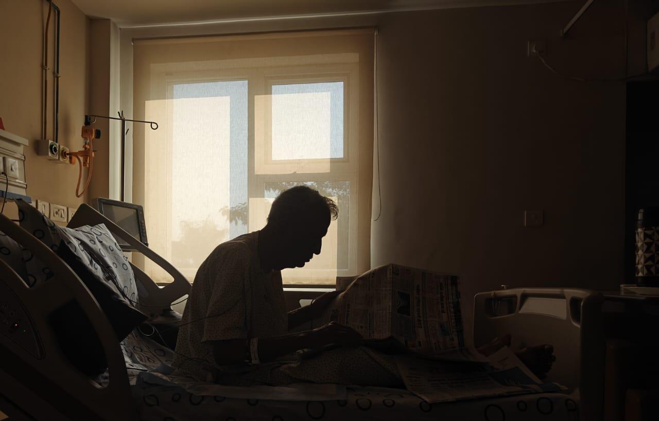 अपने जीवन के आखिरी दिनों में अस्पताल में भर्ती विनोद कुमार शुक्ल (फोटो : शाश्वत)