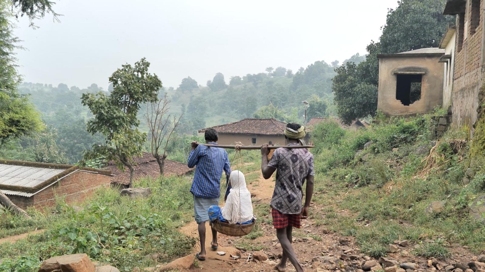 पिछले साल की एक तस्वीर जब लातेहार जिले के गांव से एक गर्भवती महिला को लादकर 13 किलोमीटर दूर समुदायिक केंद्र पहुंचाया गया 