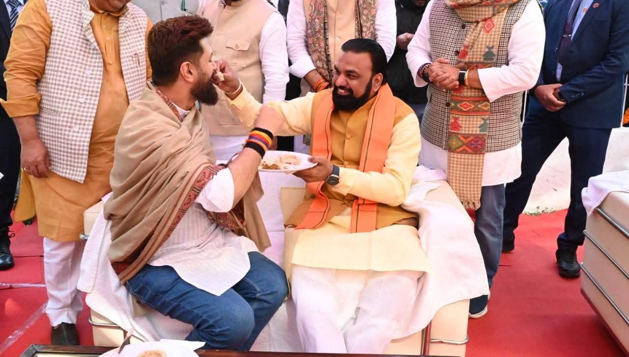 चिराग पासवान के दही-चूड़ा भोज में पहुंचे डिप्टी सीएम सम्राट चौधरी