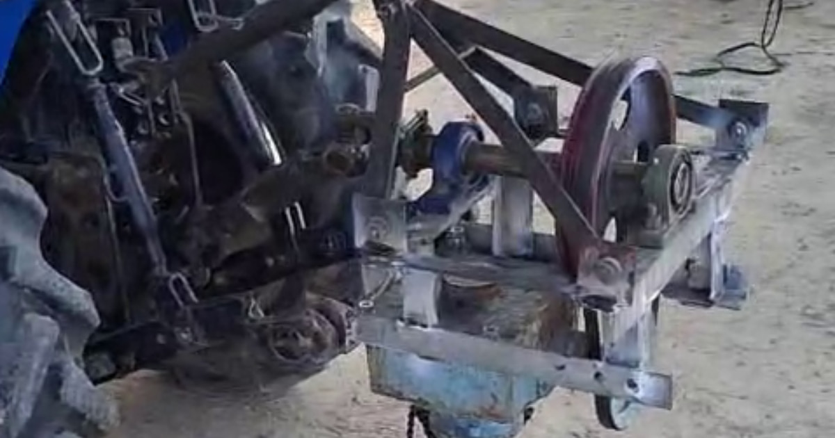 छोटे ट्रैक्टर में तैयार किया स्प्रे मशीन