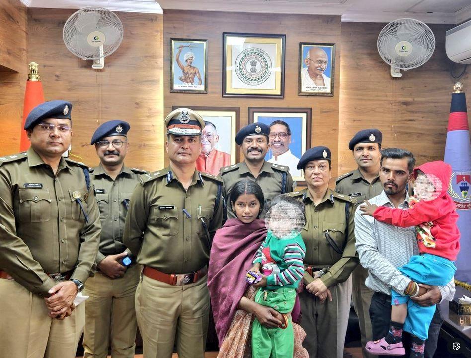 अंश (5 साल) और अंशिका (4 साल) अपने माता-पिता के साथ