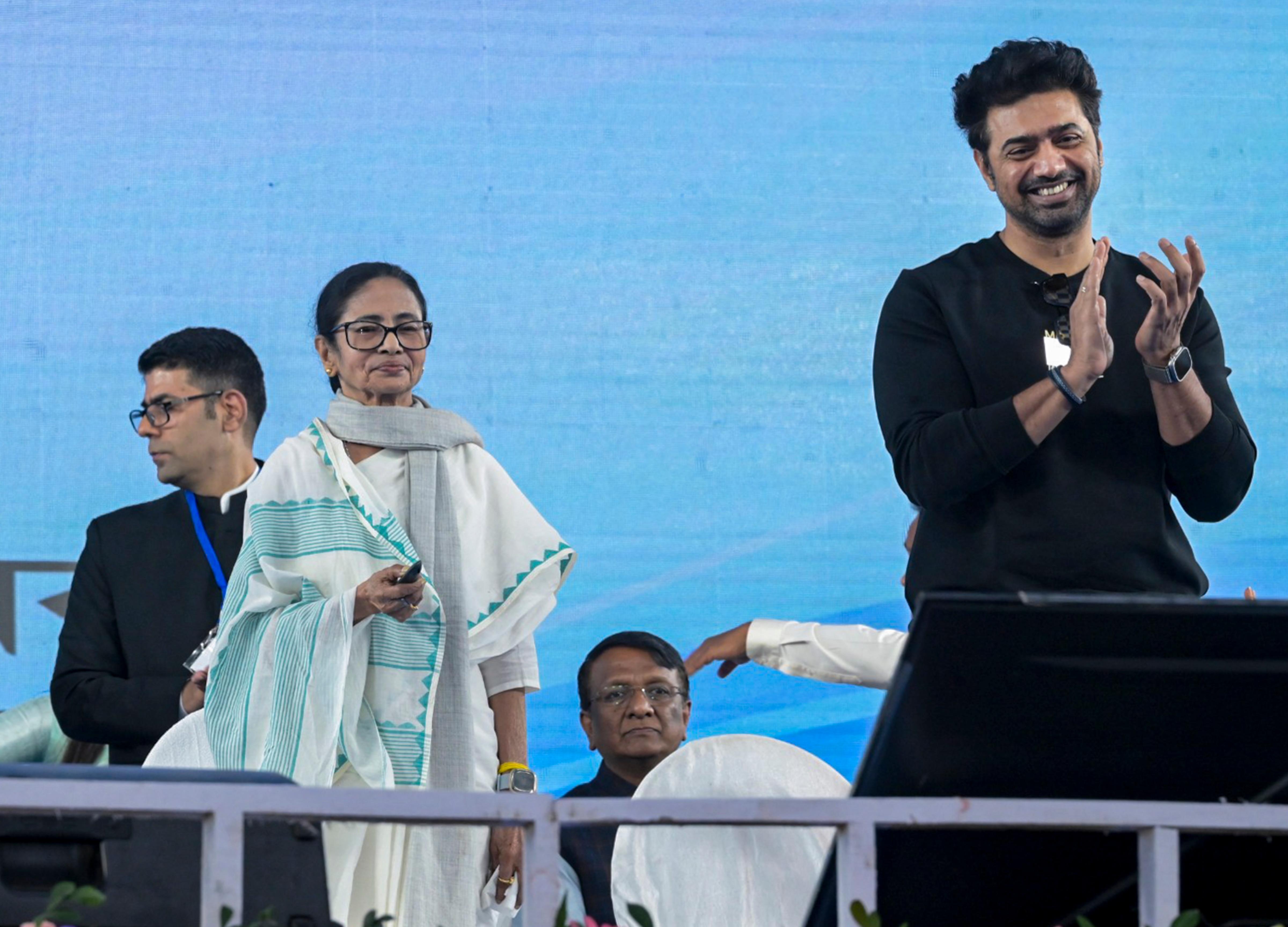 সিঙ্গুরের সভামঞ্চে মমতা বন্দ্যোপাধ্যায় ও দেব - PTI