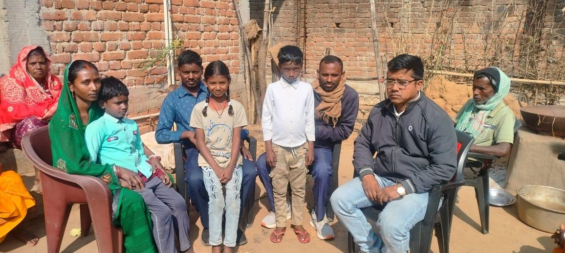 गिरीडीह में घर वापसी के बाद संजय महतो अपने परिवार के साथ