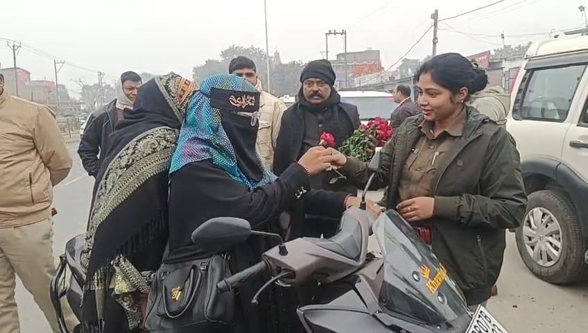 सिखाया गया ट्रैफिक नियम का सबक