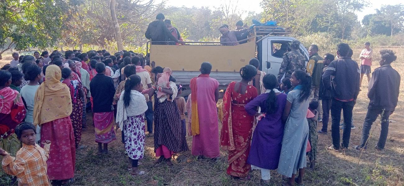 बावड़ियां गांव में हाथी के हमले में मारे गए लोगों के शव पोस्टमार्टम के लिए ले जाए जाते हुए