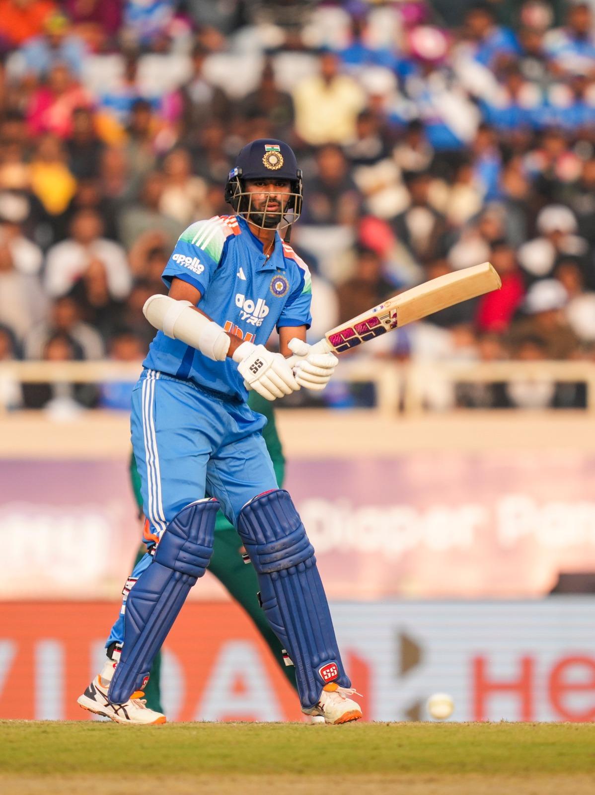 চোট পেয়ে ছিটকে গিয়েছেন ওয়াশিংটন