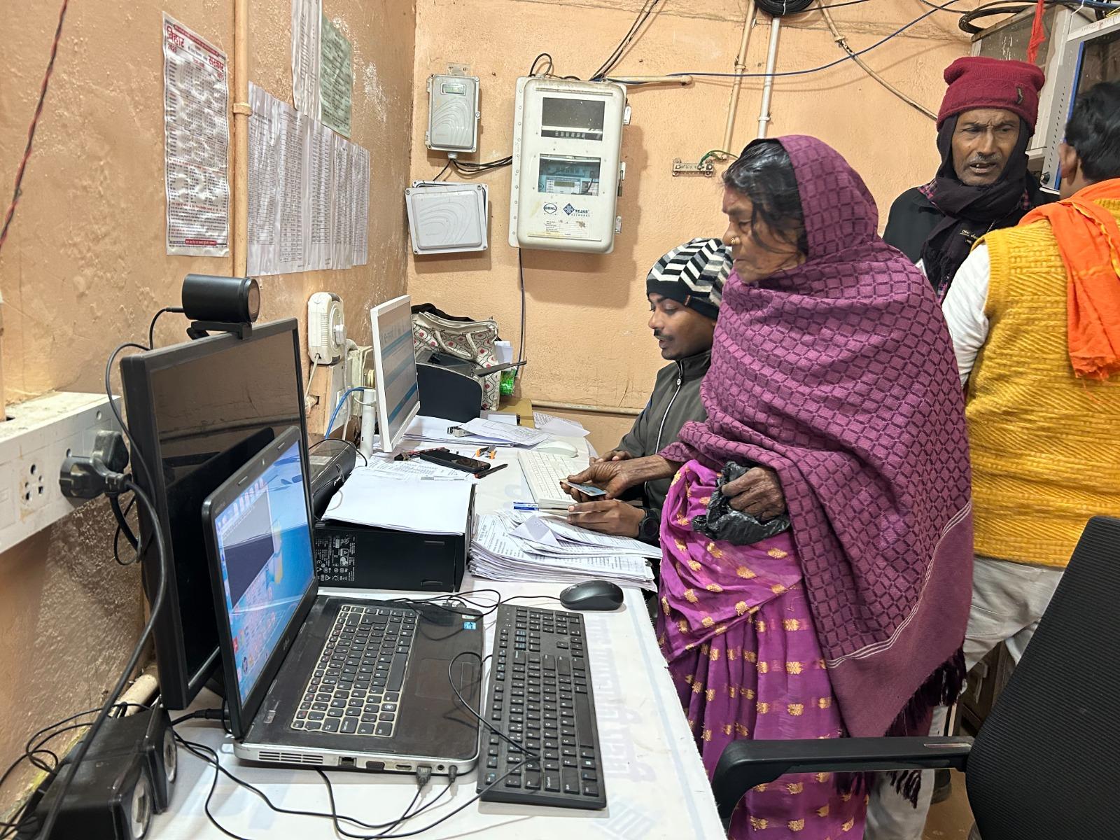 पंडौल के प्रखंड कार्यालय में ऑनलाइन काम करता स्टाफ