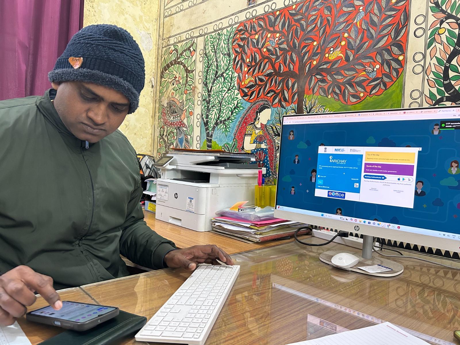 मधुबनी जिला समाहरणालय के IT मैनेजर आशीष अपने सॉफ्वेयर दिखाते हुए