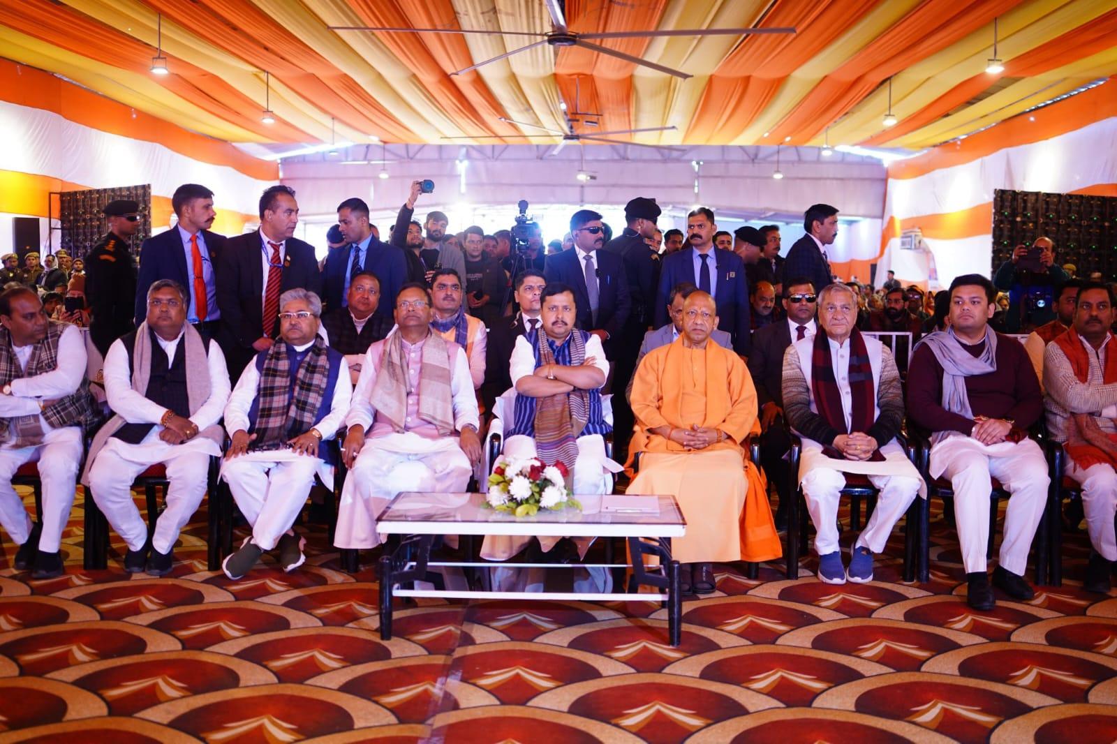 वृंदावन में मुख्यमंत्री योगी आदित्यनाथ BJP के राष्ट्रीय अध्यक्ष नितिन नबीन के साथ 'मन की बात' सुनते हुए