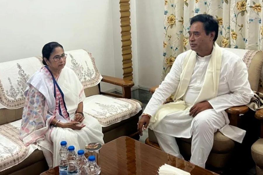 মুখ্যমন্ত্রী মমতা বন্দ্যোপাধ্যায়ের সঙ্গে অনন্ত মহারাজের বৈঠক-- ফাইল ছবি