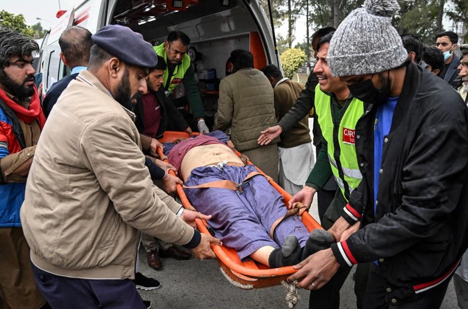 আহতদের উদ্ধার করে অ্যাম্বুলেন্সে তোলা হচ্ছে। ছবি: এএফপি