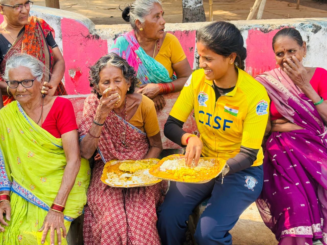 CISF में शामिल महिला जवान स्थानीय समुदायों की महिलाओं के साथ संवाद करती हैं