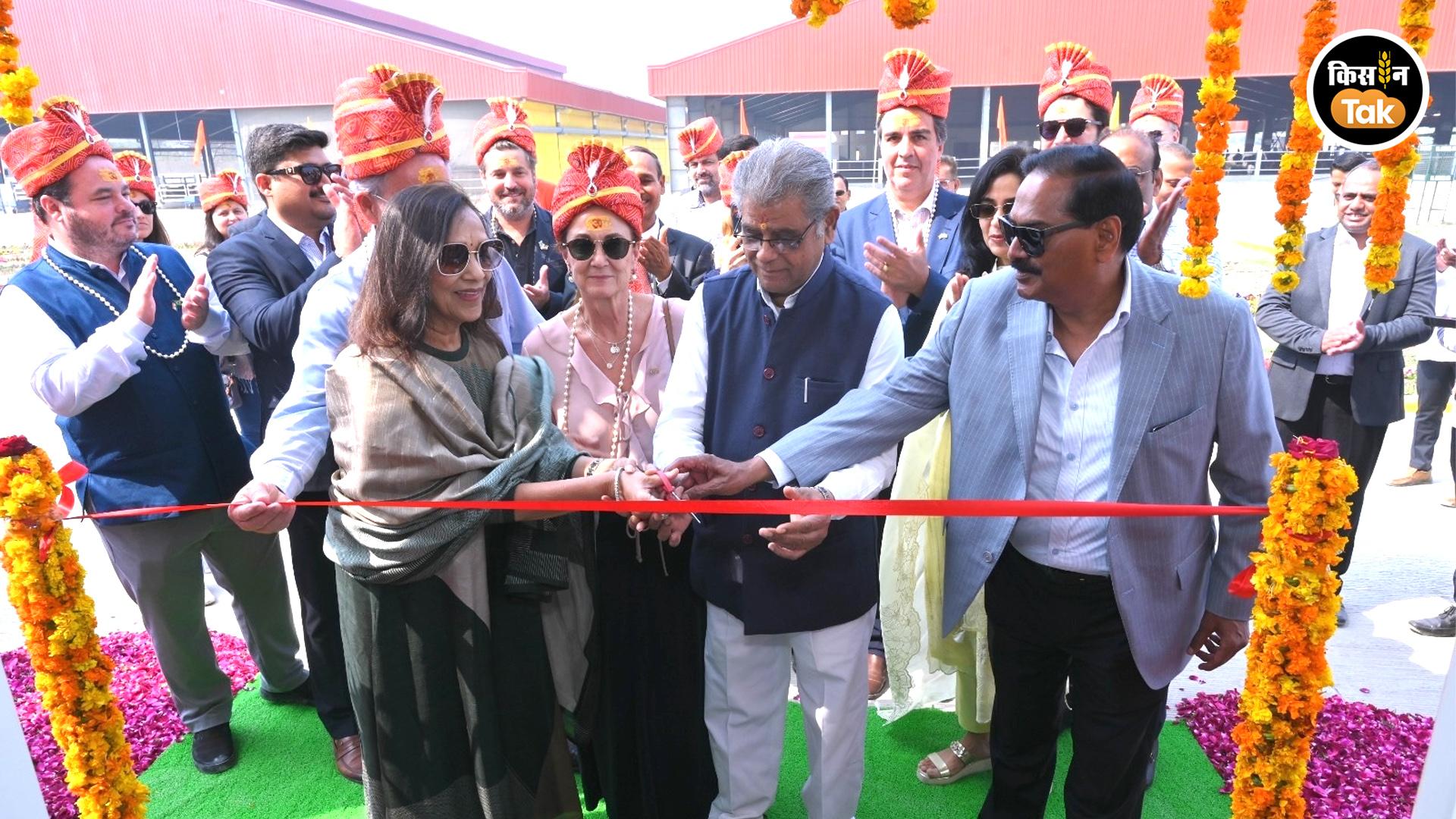 इंटीग्रेटेड सेंटर ऑफ एक्सीलेंस सेंटर का उद्घाटन करते यूपी के वन मंत्री अरुण कुमार सक्सेना.