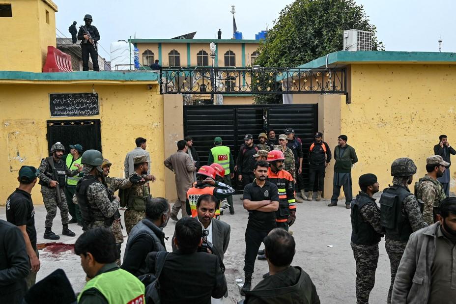 বিস্ফোরণস্থল ঘিরে রেখেছে নিরাপত্তাবাহিনী।