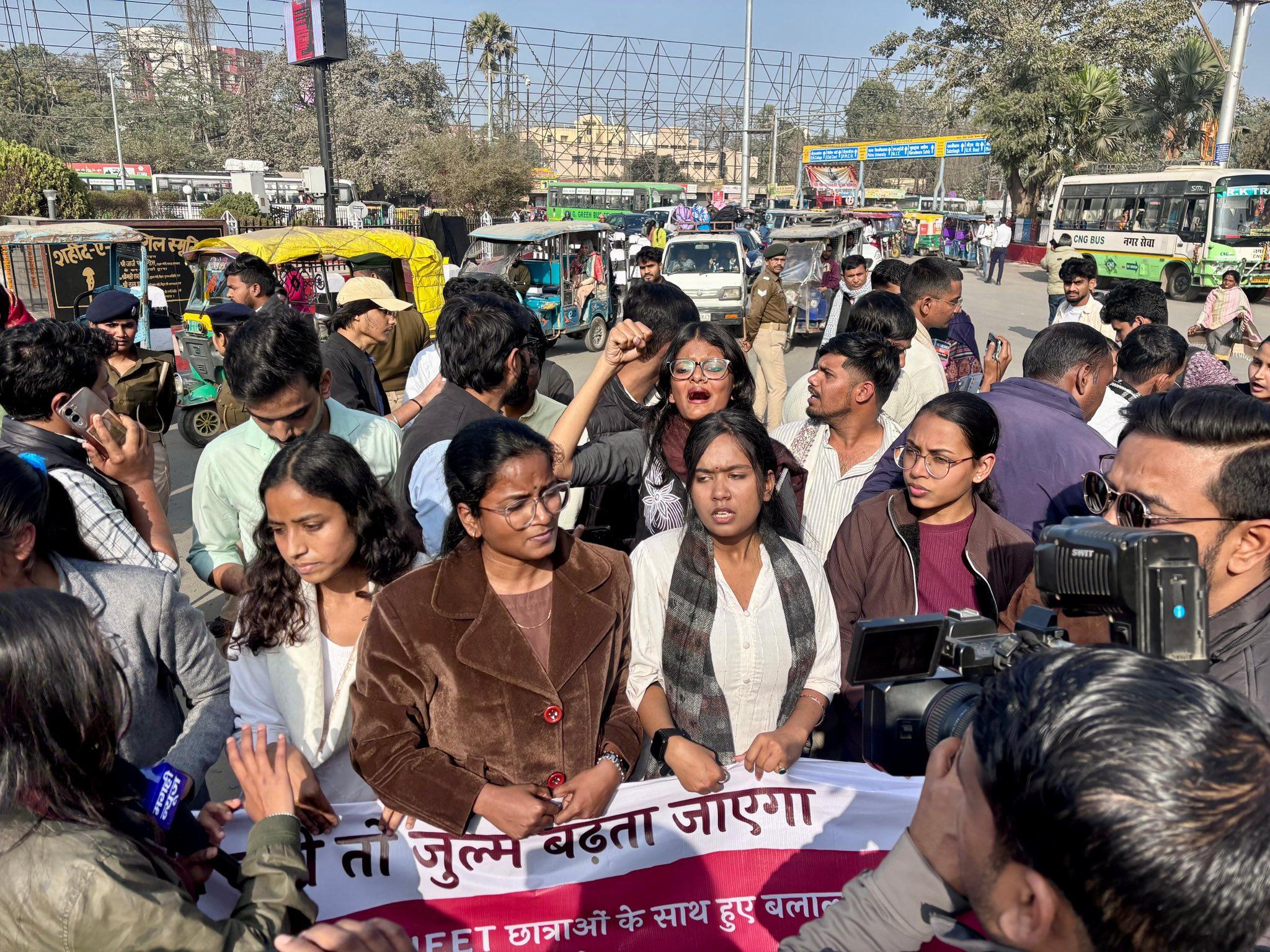 इस मामले पर छात्र-छात्राओं में काफी आक्रोश देखा जा रहा था