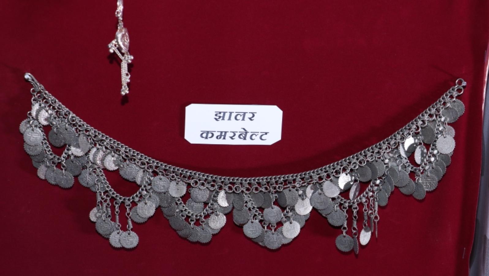 आदिवासी महिलाओं द्वारा पहना जाने वाला कमरबंद