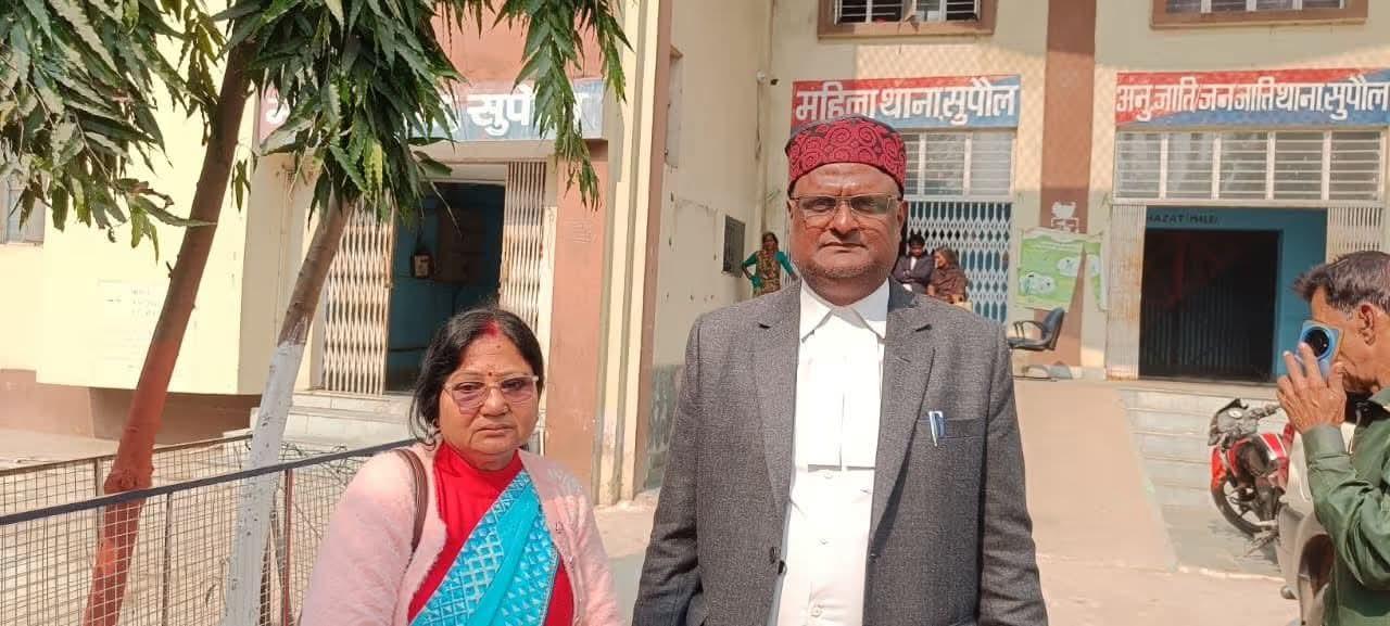 अपने वकील करुणाकांत झा के साथ रंजना नारायण झा