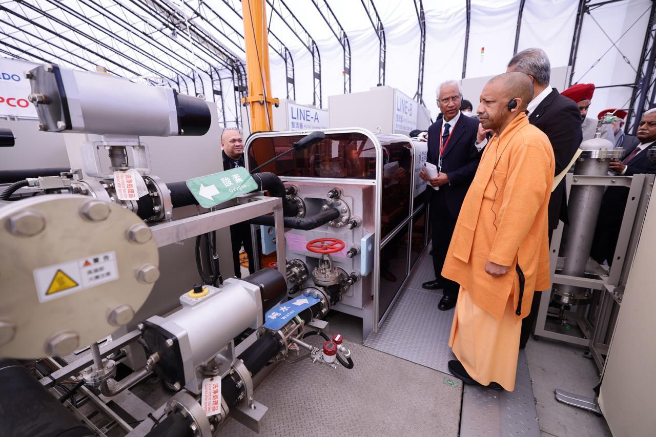 जापान में एक औद्योगिक इकाई का निरीक्षण करते सीएम योगी