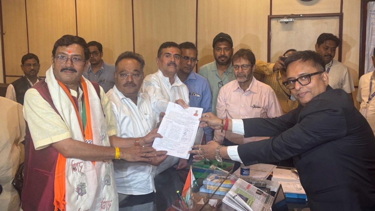 রাহুলের মনোনয়নপত্র পেশ