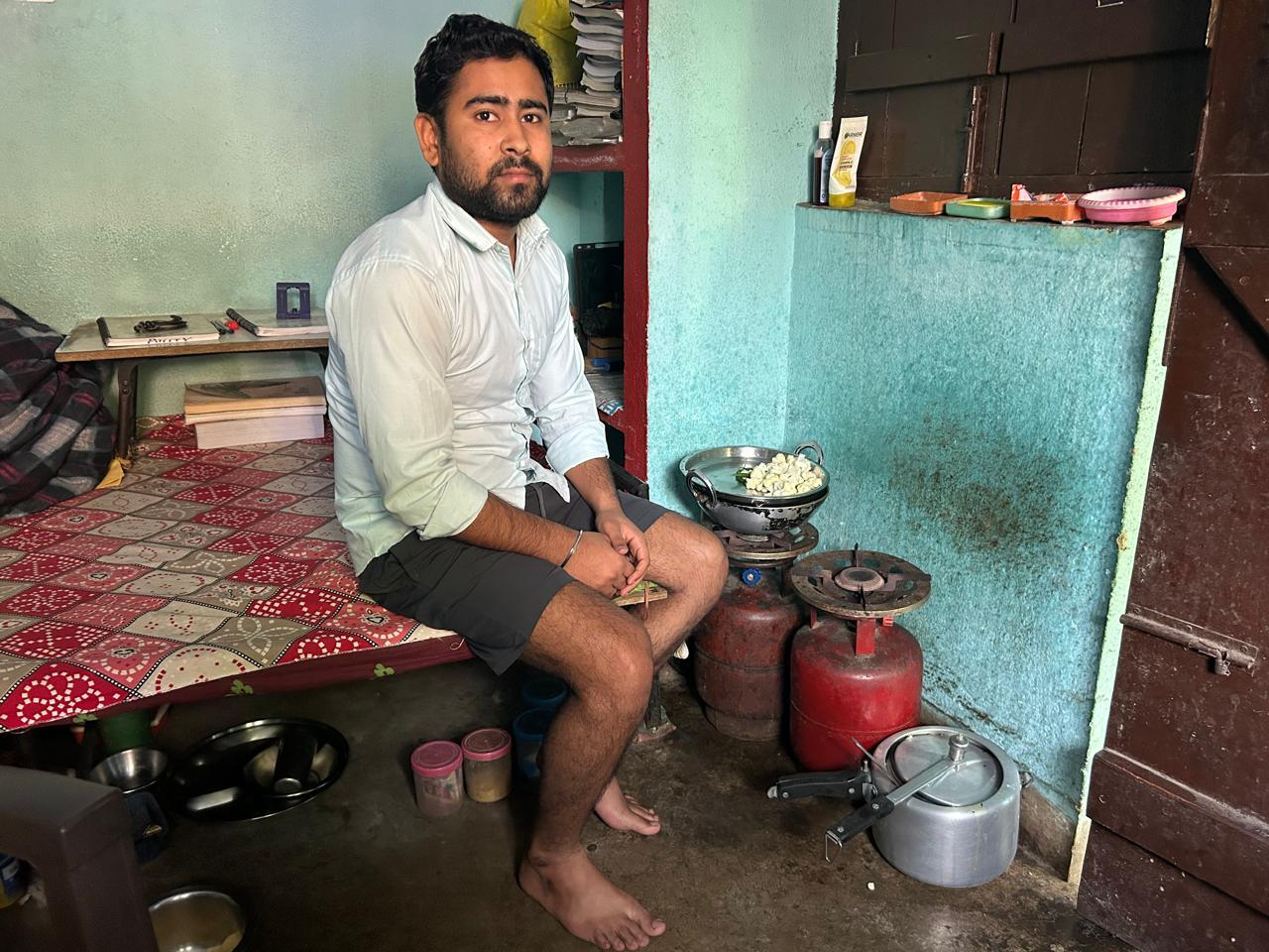 अभयानंद पाठक अपने कमरे में छोटे गैस सिलेंडर के साथ