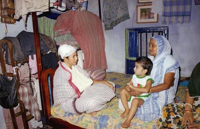 মমতা বন্দ্যোপাধ্যায় ও তাঁর মা-- ফাইল ছবি