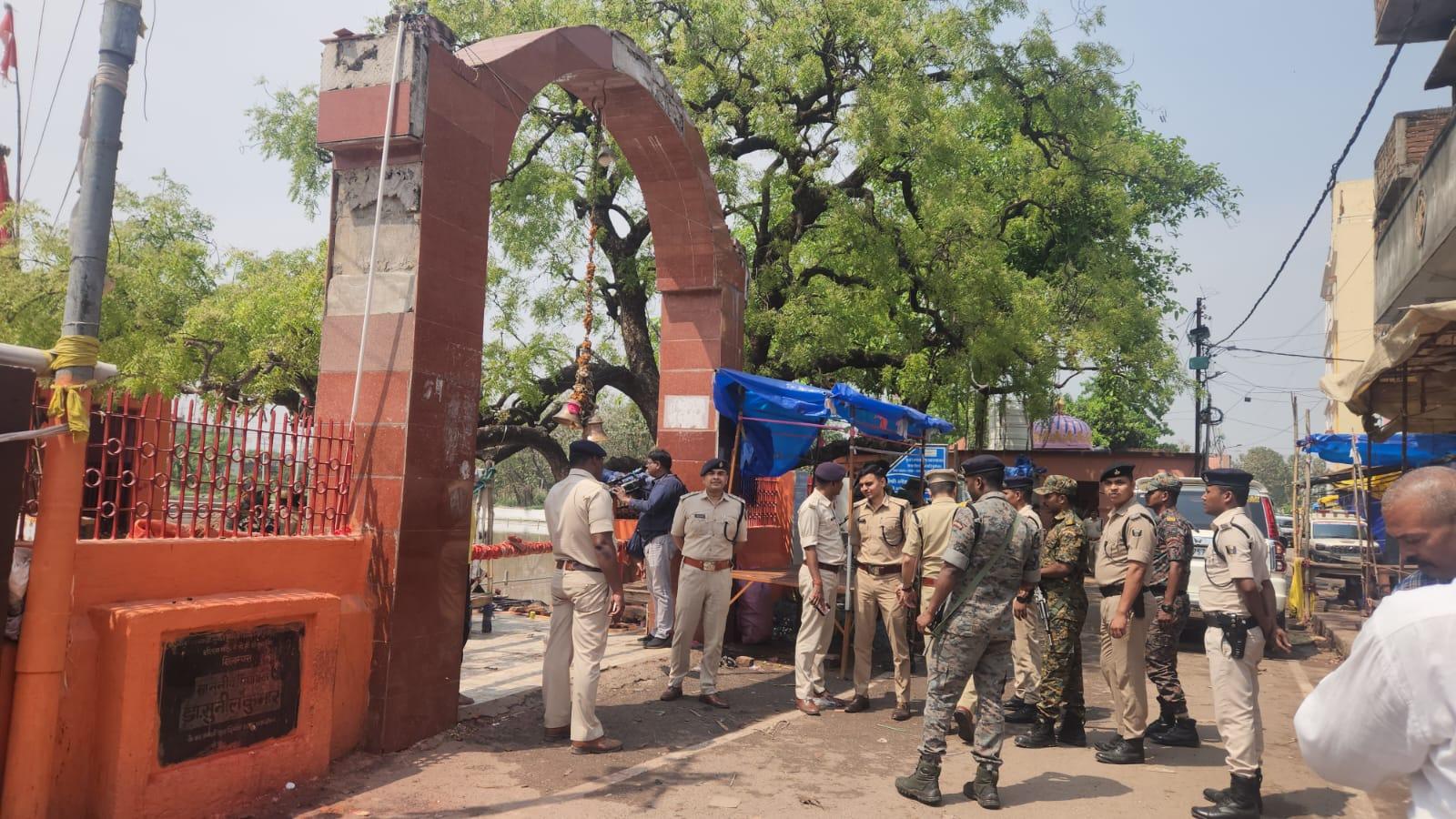 हादसे के बाद मंदिर के मुख्य द्वार पर तैनात पुलिस (फोटो : एम. कुमार)