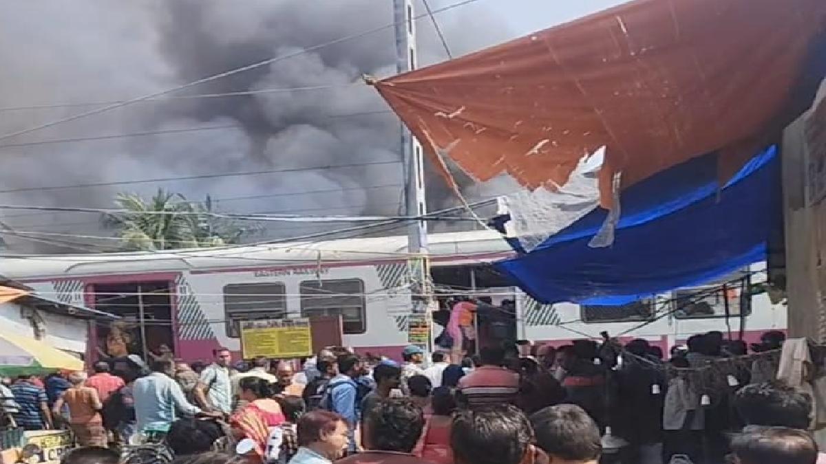 মধ্যমগ্রাম স্টেশনের পাশেই বিধ্বংসী অগ্নিকাণ্ড