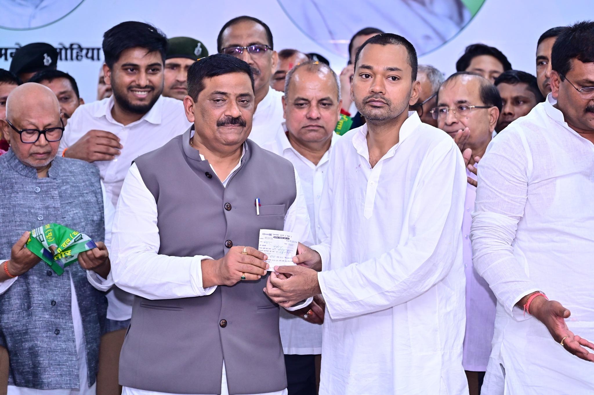  JDU के कार्यकारी अध्यक्ष संजय झा ने निशांत को औपचारिक रूप से पार्टी का सदस्य बनाया (फोटो : पुष्यमित्र)