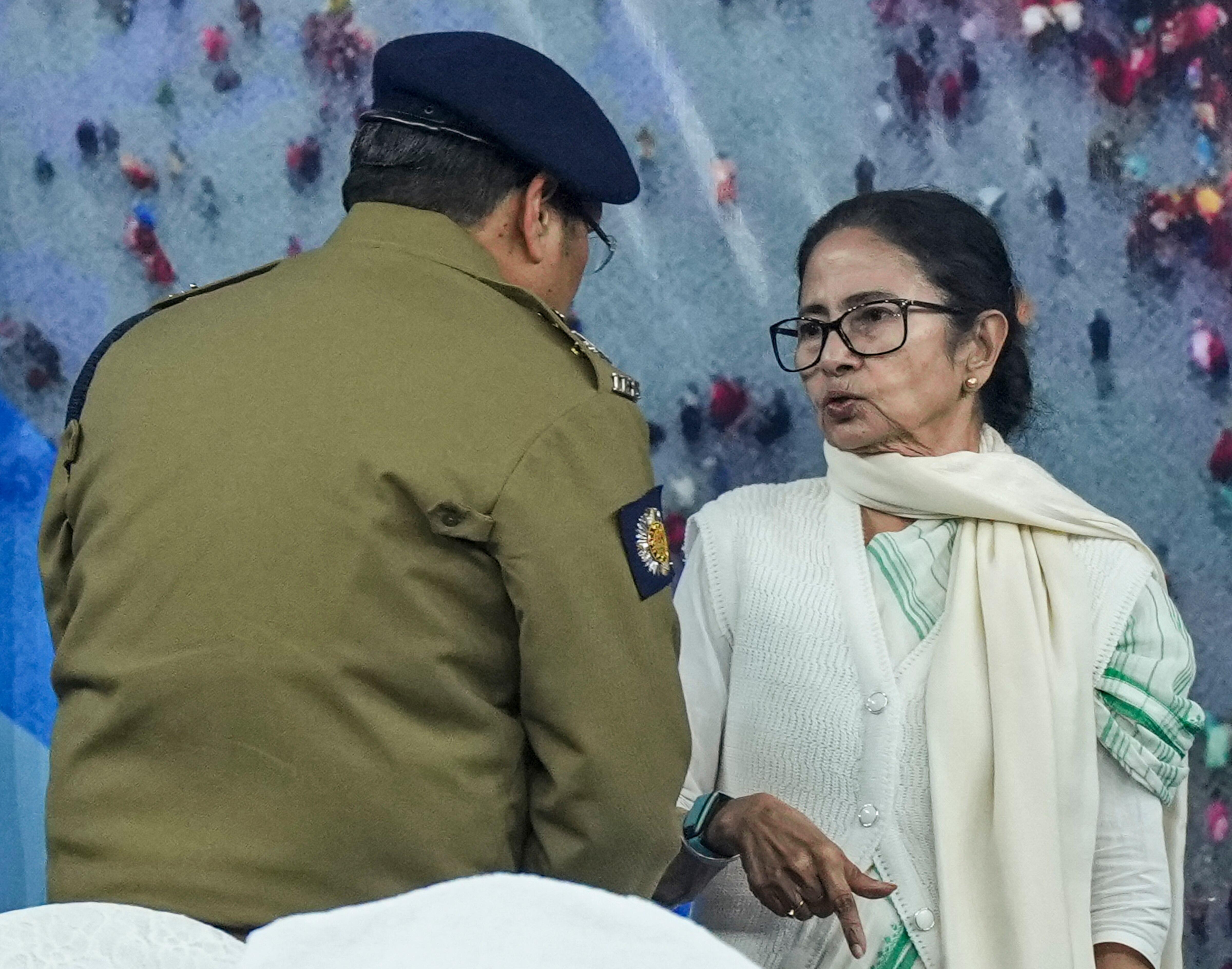 আলোচনায় মমতা বন্দ্যোপাধ্যায় 