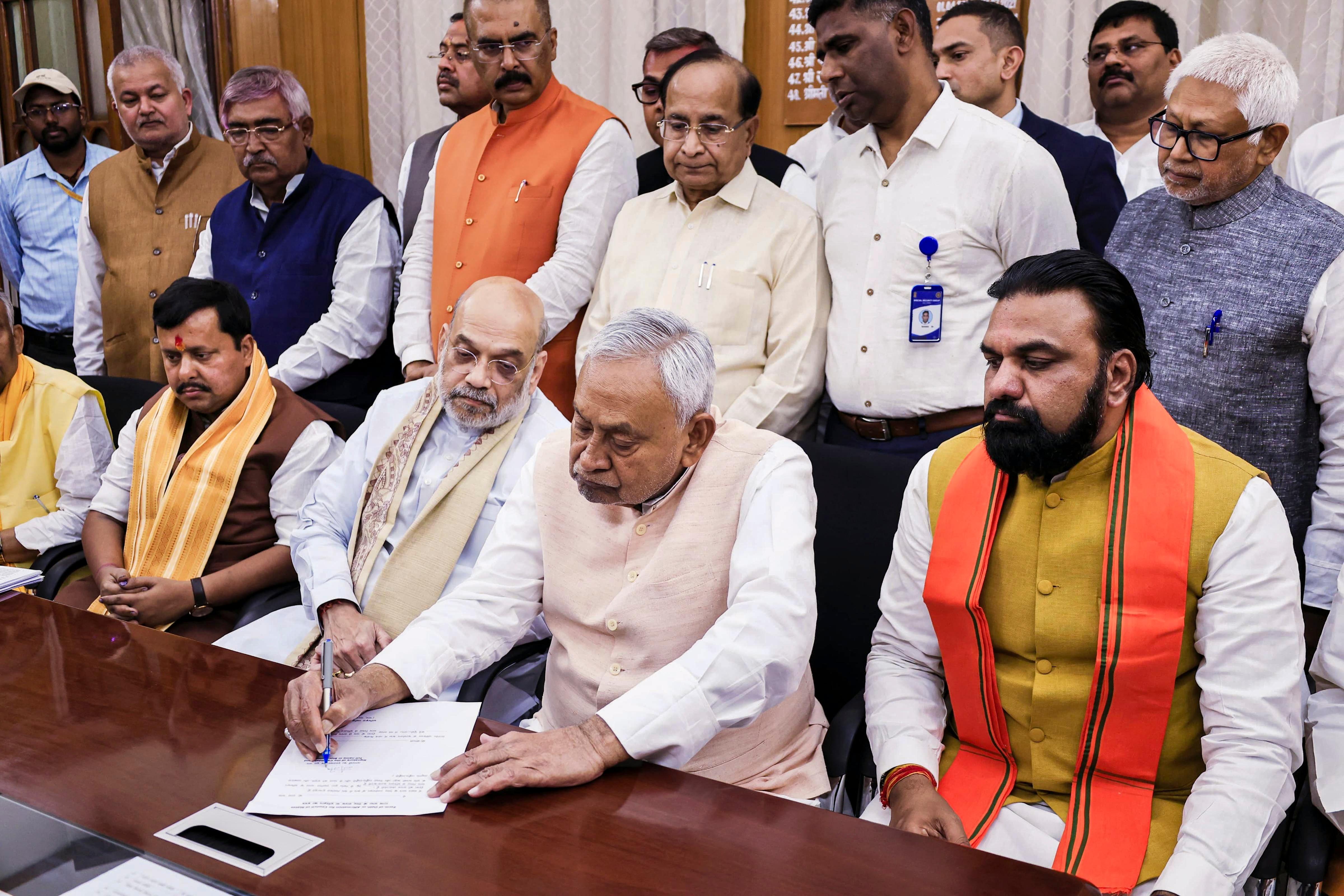 মনোনয়ন জমা দিচ্ছেন নীতীশ কুমার 