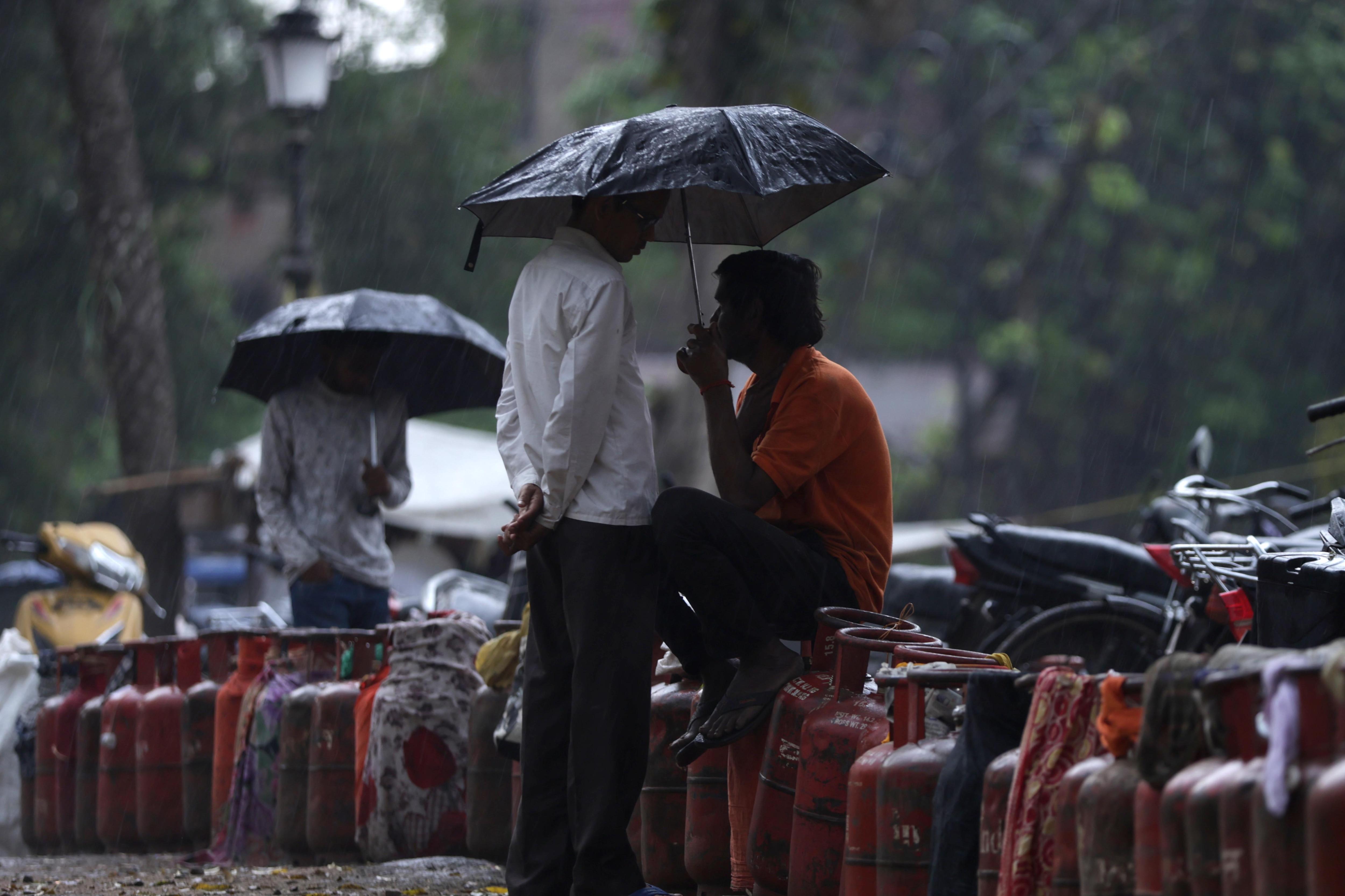 এলিপিজি সিলিন্ডারের সঙ্কট -- পিটিআই