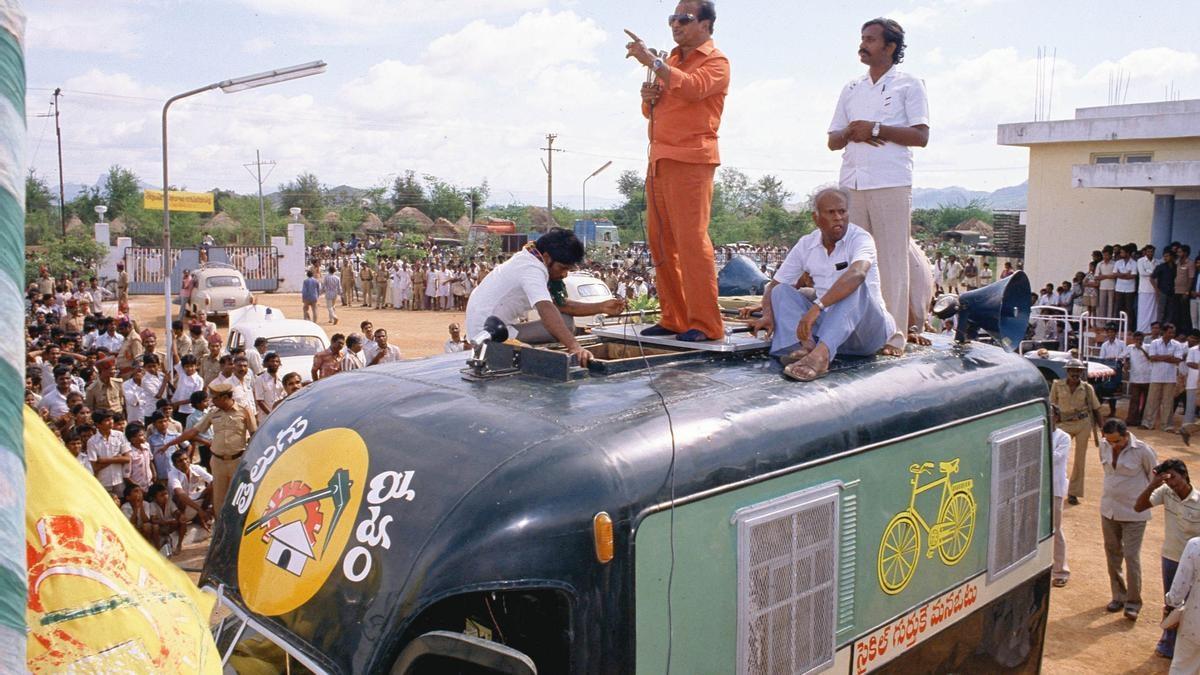 शेवरले' गाड़ी पर सियासी यात्रा करते एनटी रामा राव