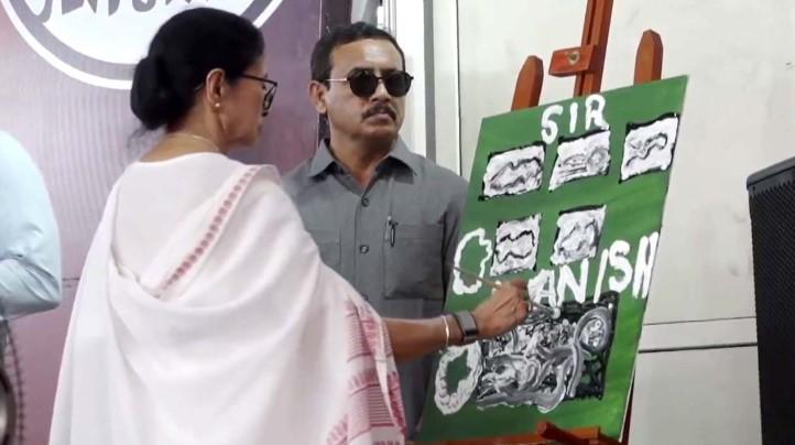 ধর্নামঞ্চে ছবি আঁকলেন মমতা বন্দ্যোপাধ্যায়