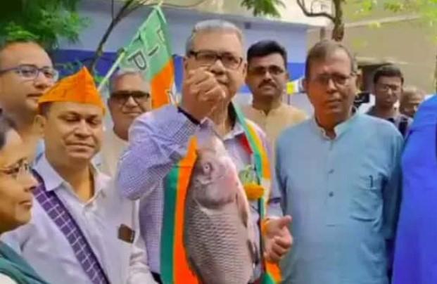কাতলা মাছ নিয়ে প্রচারে বিধাননগরের বিজেপি প্রার্থী শারদ্বত মুখোপাধ্যায়