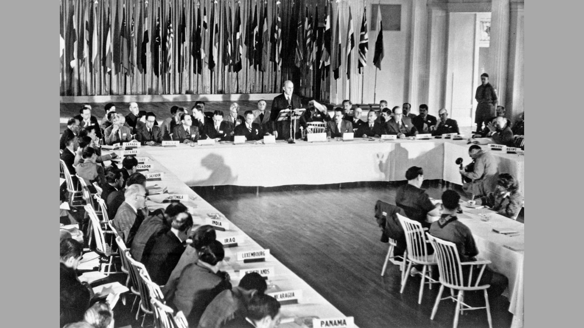 जुलाई 1944 को ब्रेटन वुड्स शहर में आयोजित बैठक की तस्वीर.