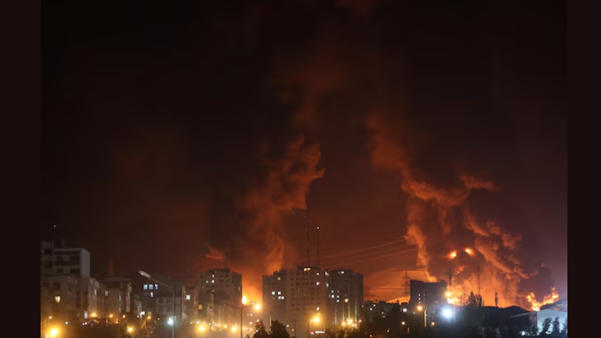 तेहरान में एक तेल डिपो पर हवाई हमले के बाद लगी आग (तस्वीर: अरिलेज़ा सोतकबार/AP)