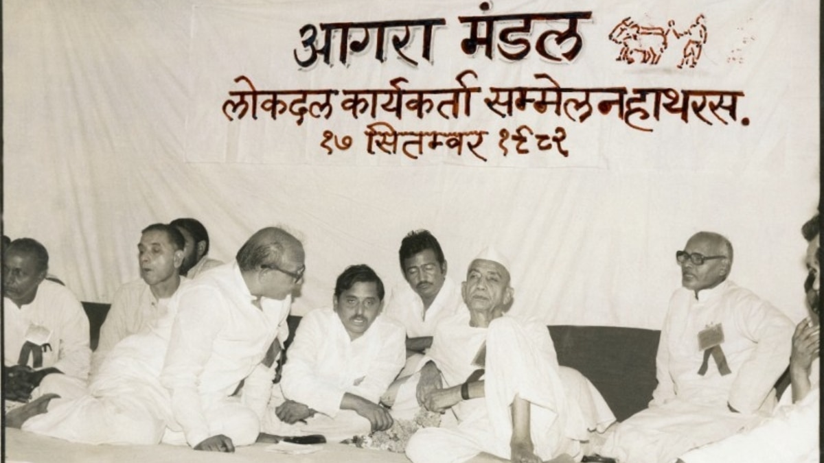 लोकदल के कार्यक्रम में चरण सिंह की तस्वीर