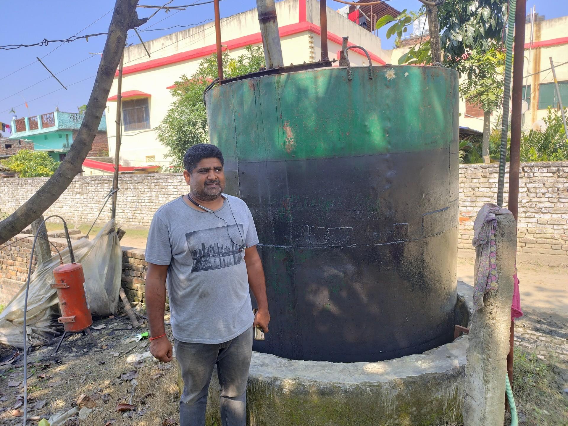 इसी टैंक में गोबर-गैस इकट्ठी होती है