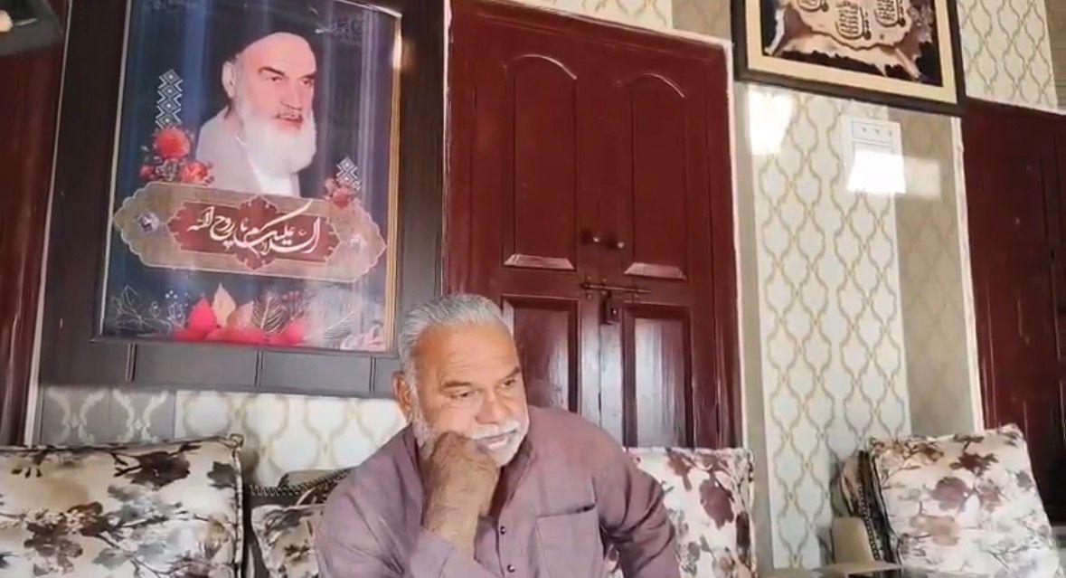 बाराबंकी के सैयद निहाल काजमी के घर पर लगी रूहोल्लाह अयातुल्लाह खुमैनी की तस्वीर