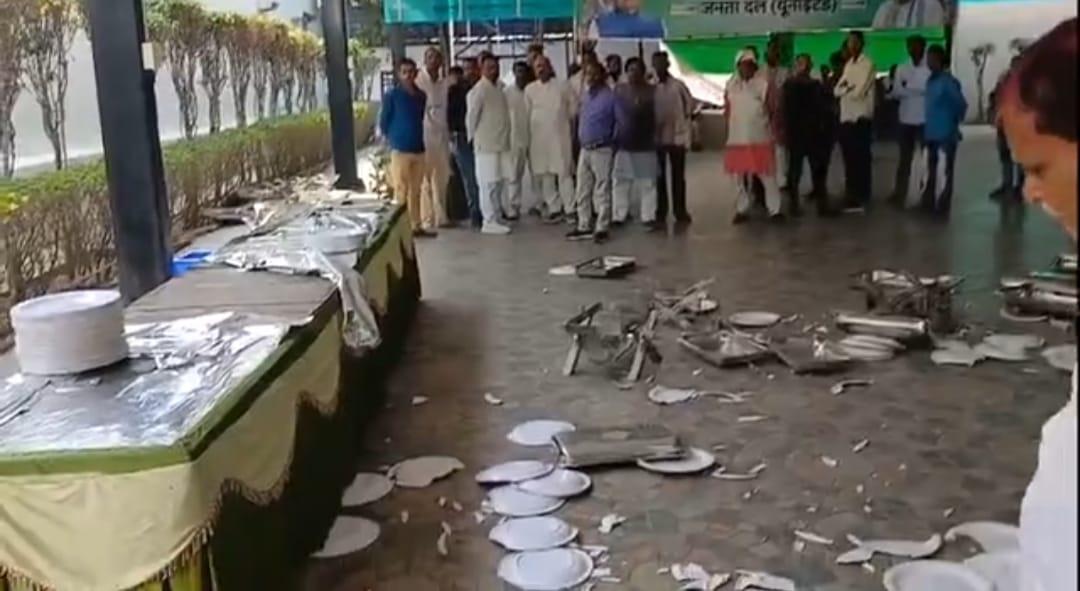 नीतीश के फैसले से नाराज JDU कार्यकर्ताओं ने पार्टी दफ्तर में तोड़फोड़ की है