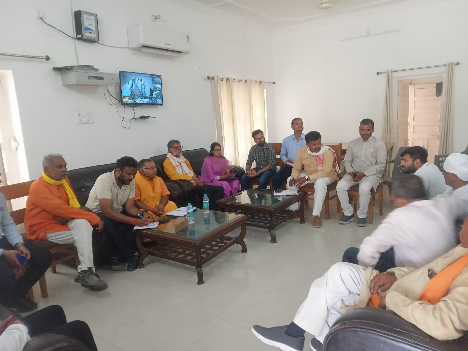 गोसेवा आयोग के अध्यक्ष श्याम बिहारी गुप्ता और आईआईटी खड़गपुर के पूर्व छात्र यशराज 