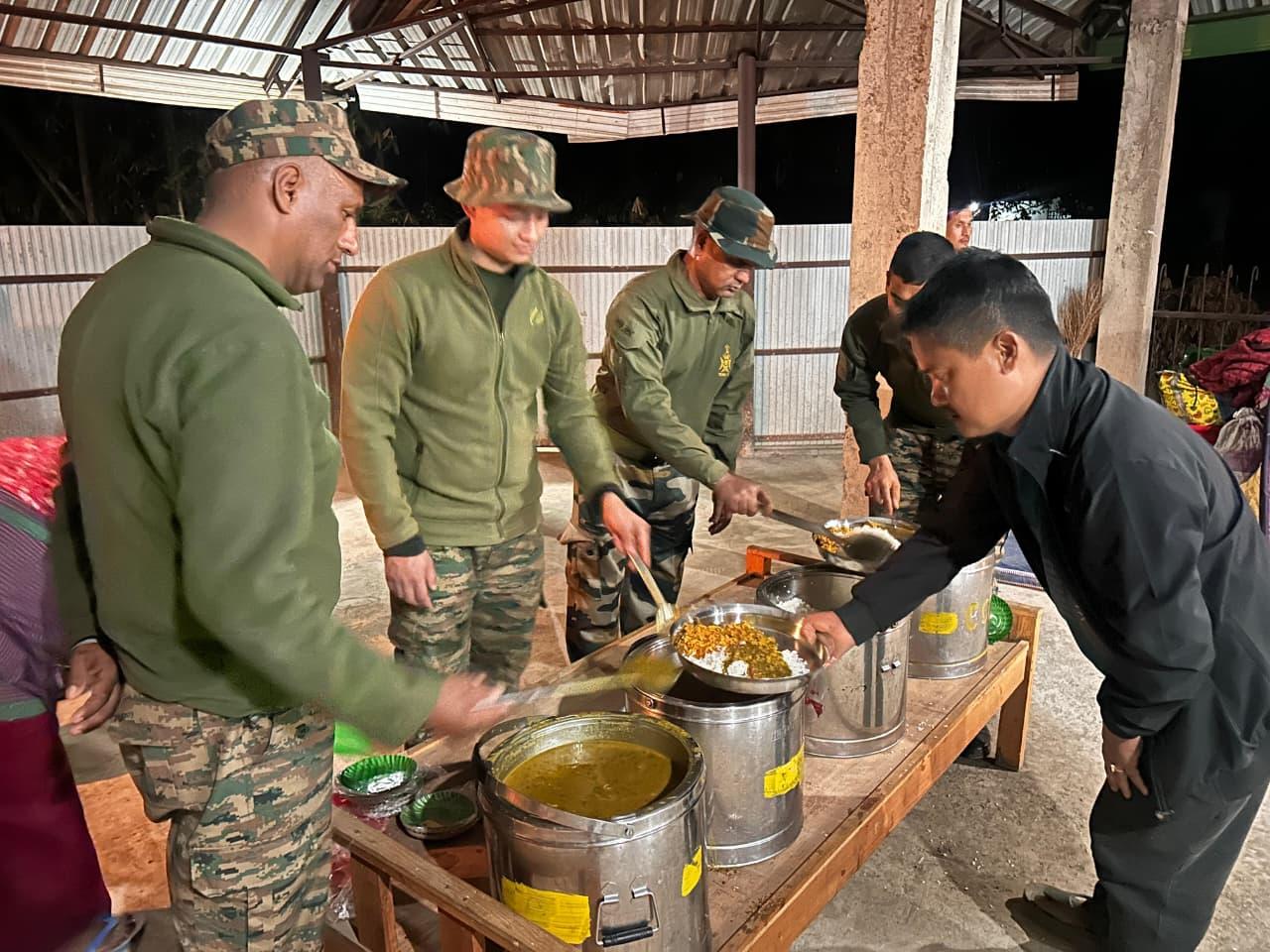 19 Garhwal Rifles providing food to the IDPs.