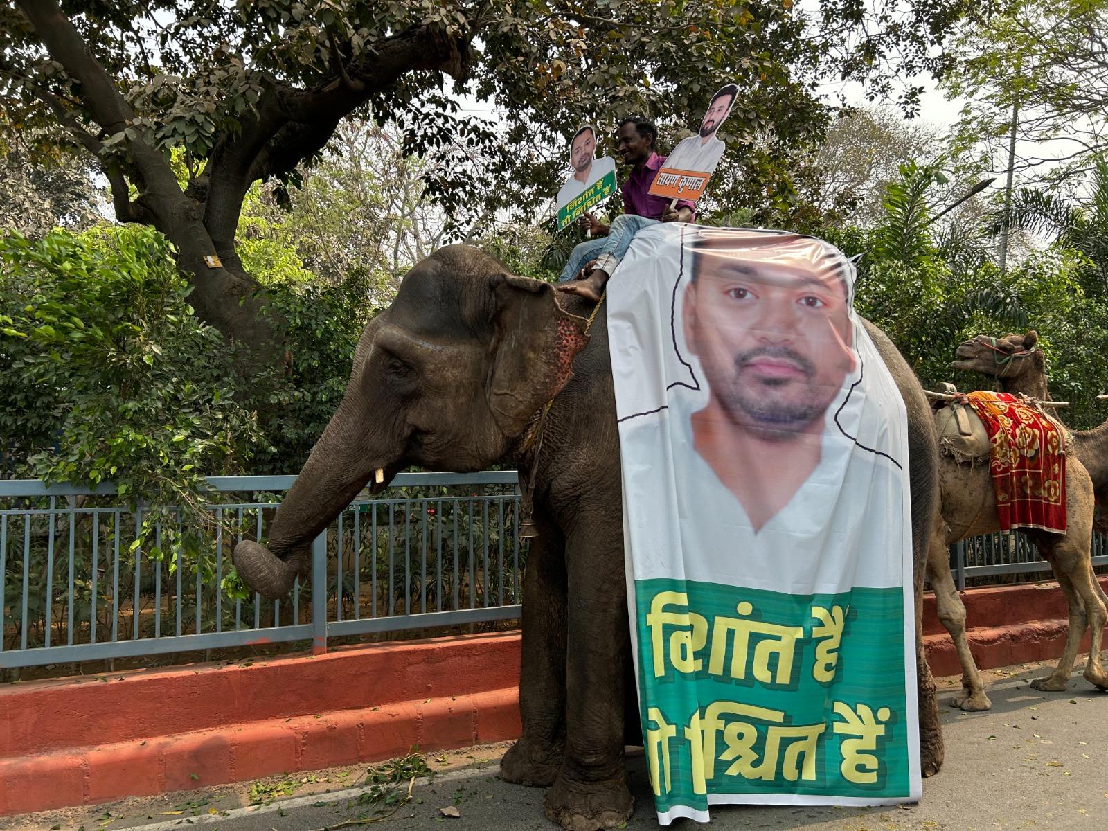 JDU ऑफिस के सामने हाथी लेकर पहुंचे कार्यकर्ता