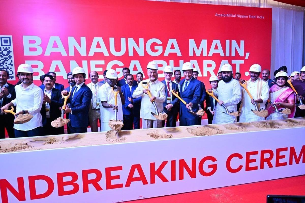 आंध्र प्रदेश के मुख्यमंत्री लक्ष्मीनिवास मित्तल के साथ स्टील प्लांट की आधारशिला रखते हुए