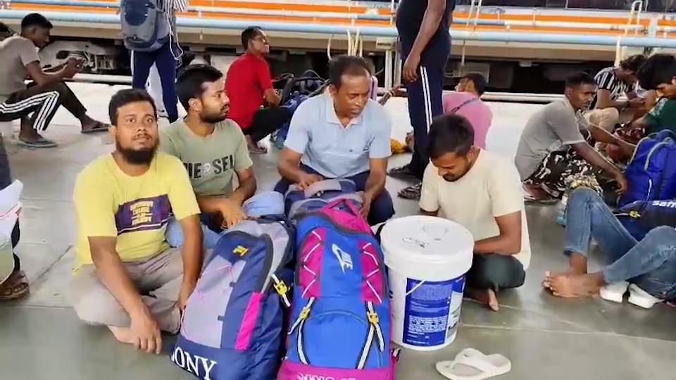 ভোট দেওয়ার তাগিদে ঘরে ফেরা