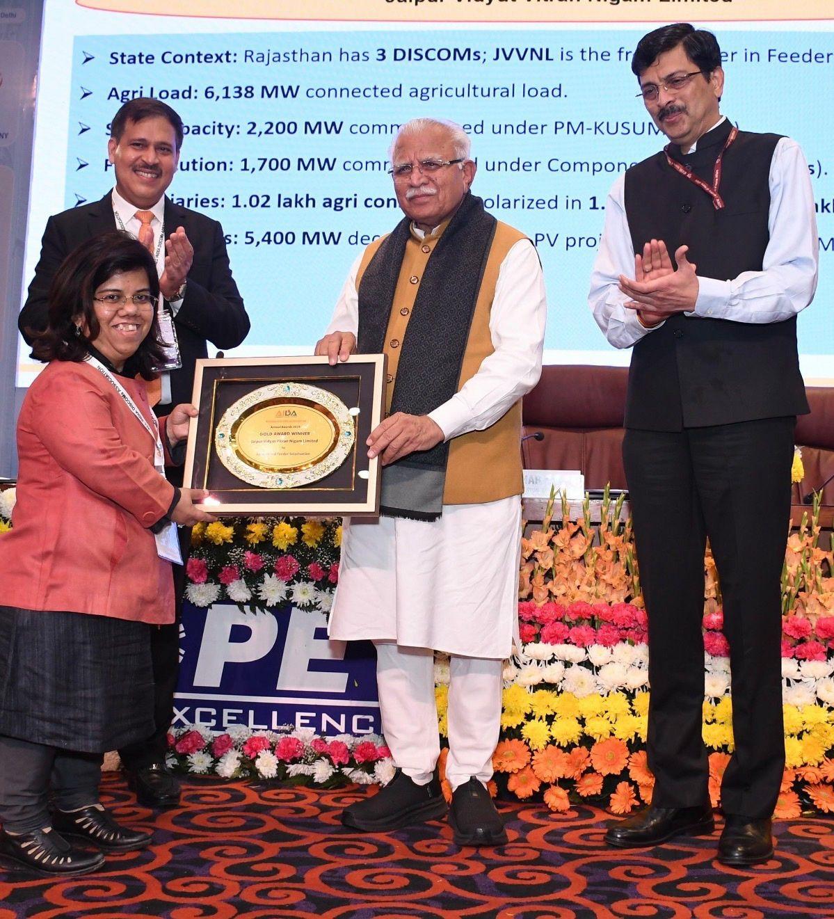 पीएम कुसुम योजना के लिए केंद्रीय विद्युत मंत्री मनोहर लाल खट्टर से पुरस्कार प्राप्त करतीं आरती डोगरा