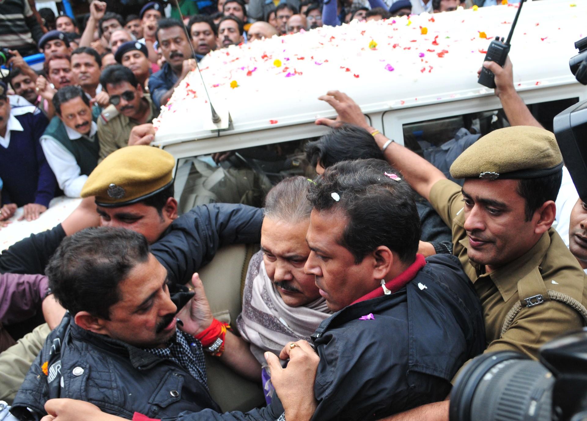 সারদা কাণ্ডে যখন গ্রেফতার হন তৃণমূল নেতা ও প্রাক্তন পরিবহণমন্ত্রী মদন মিত্র