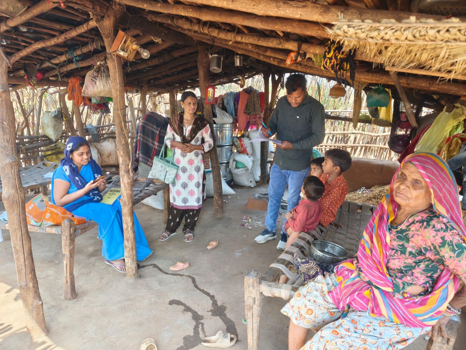 सलूंबर के एक गांव में बच्चें की मौत के बाद पहुंचे स्वास्थ्य अधिकारी