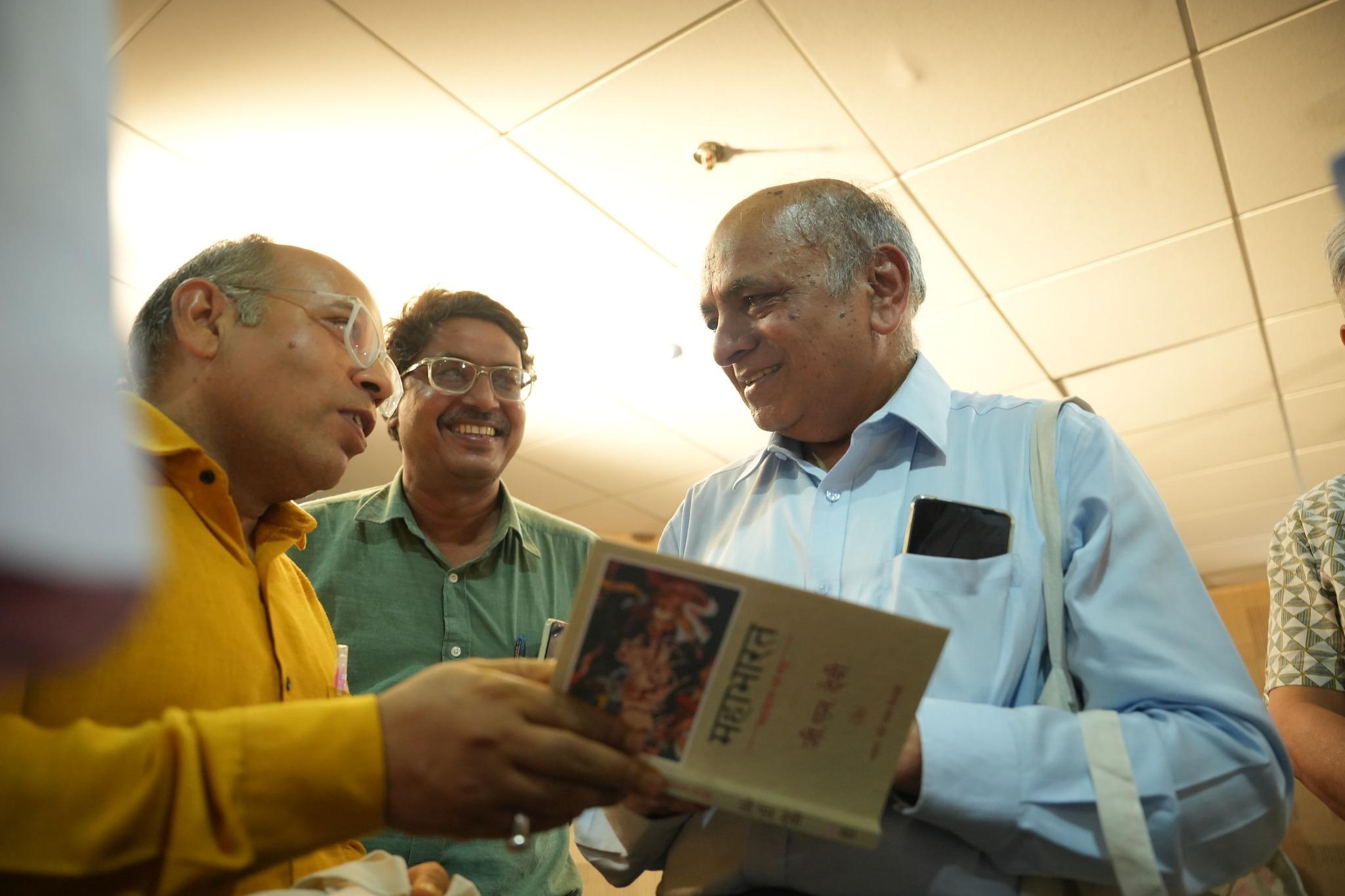 अपनी किताब के साथ पाठकों से चर्चा करते हुए जी.एन. देवी